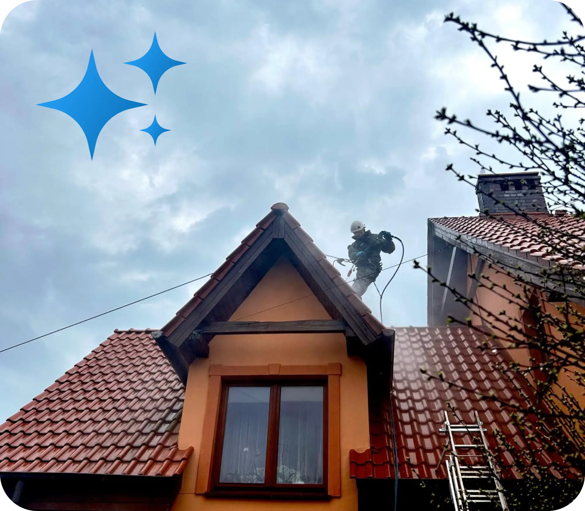 Pracownik na stromym dachu czyści dachówkę myjką wysokociśnieniową – Czyszczenie dachu