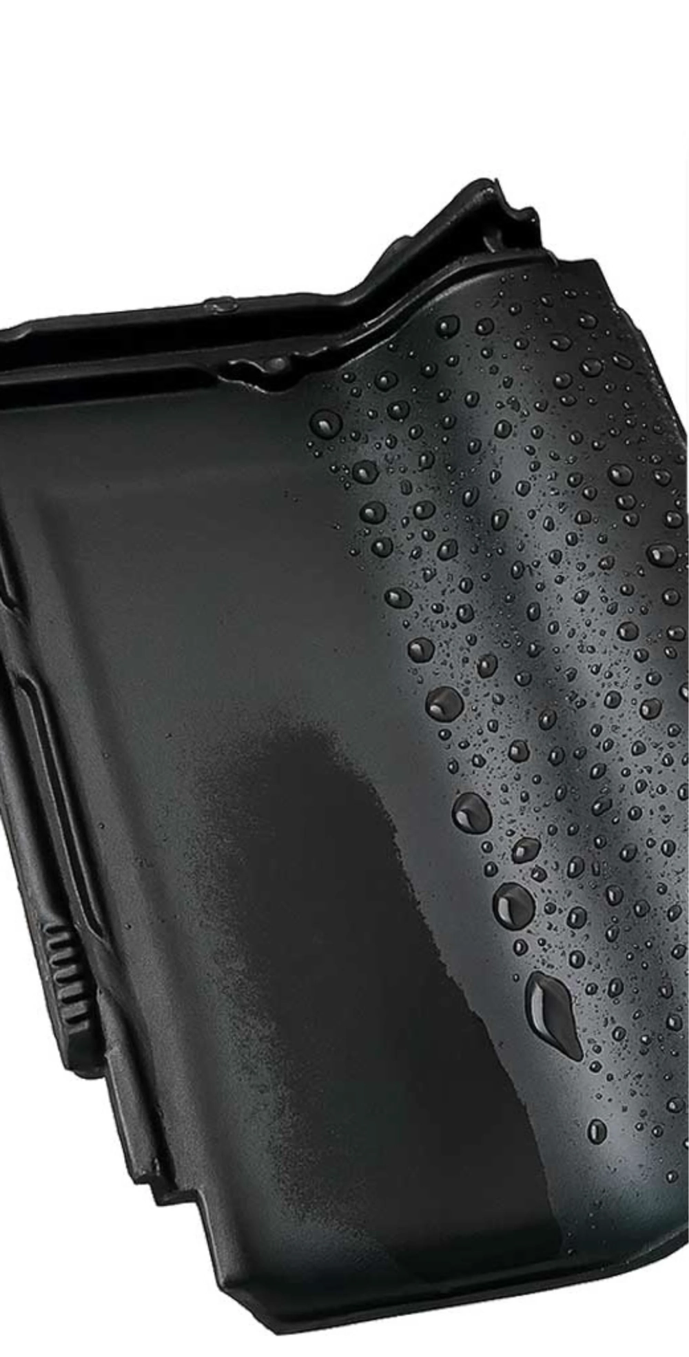 Czarna dachówka z kroplami wody – efekt impregnacji dachu